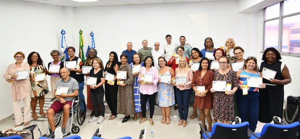 NOVOS APOSENTADOS SÃO HOMENAGIADOS EM NOVA IGUAÇU